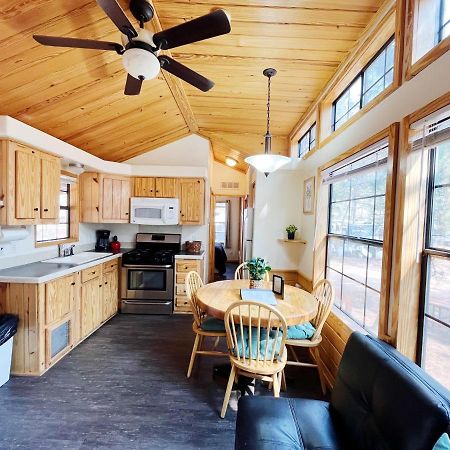 Sally'S Cabin Is A Quaint Two Bedroom Tiny Home Woodland Park Exterior foto